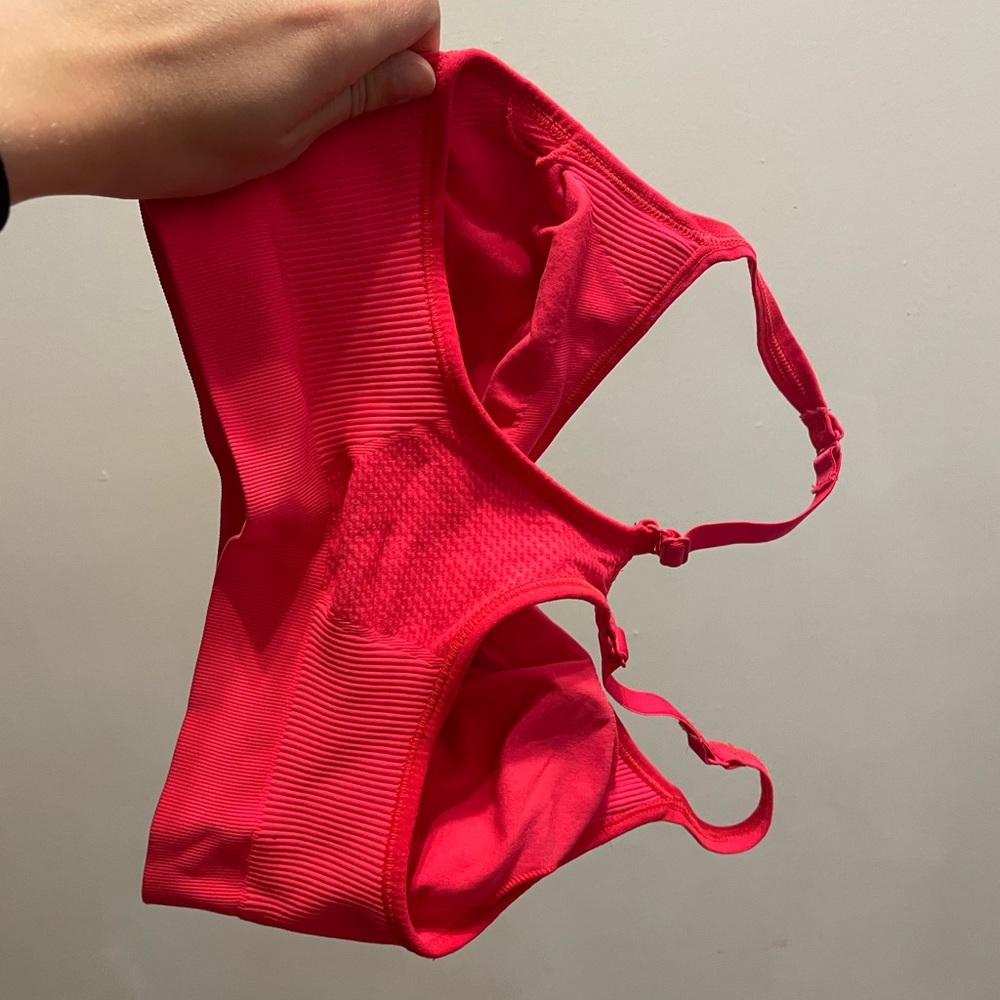 Old Navy Active Sports Bra. Removable pads. Comfortable. Adjustable straps.